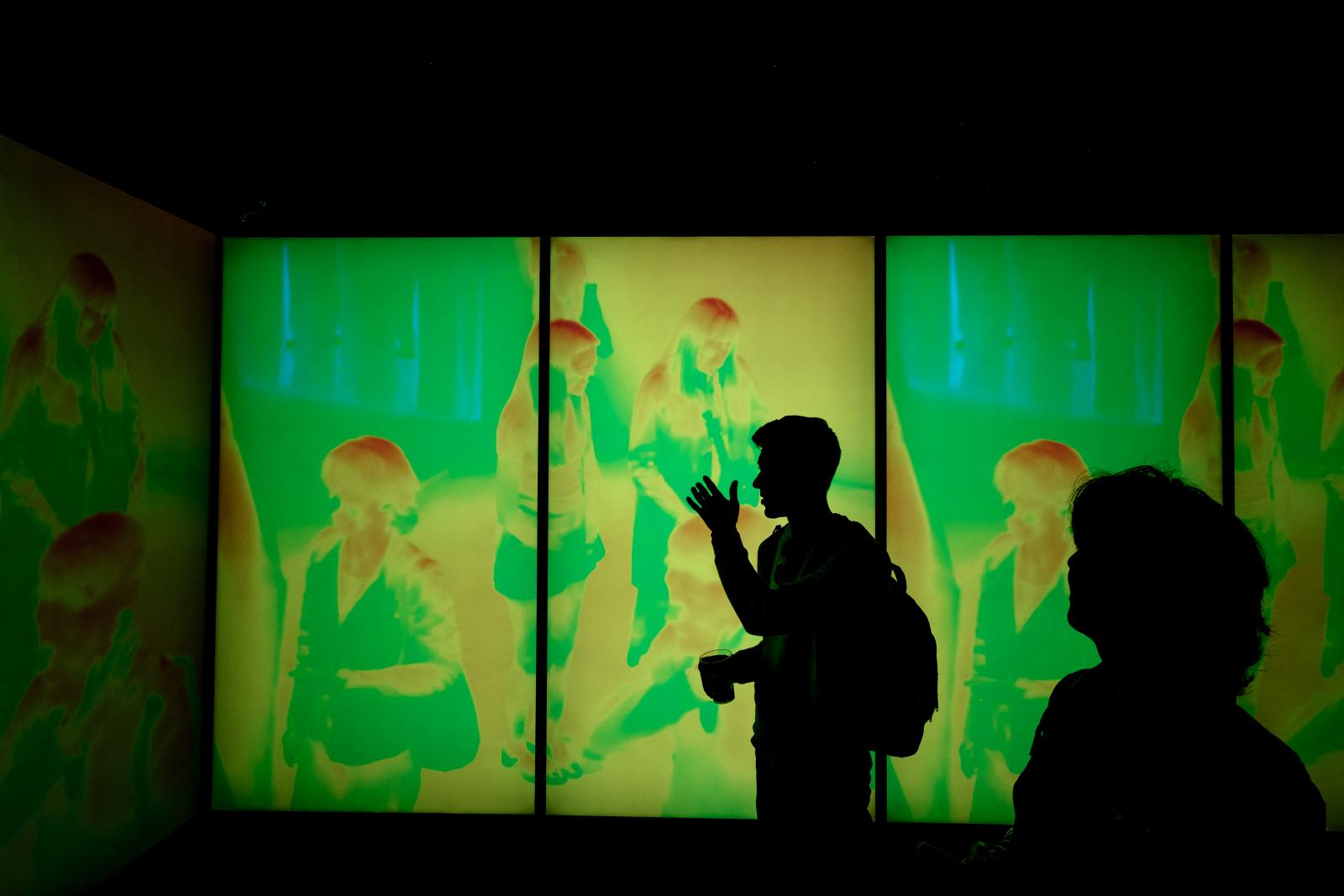 A német pavilon a nagyvárosok felmelegedését vizsgálja: a kiállítótérben extrém hőséget lehet érezni, miközben hőkamerás felvételen láthatjuk magunkat