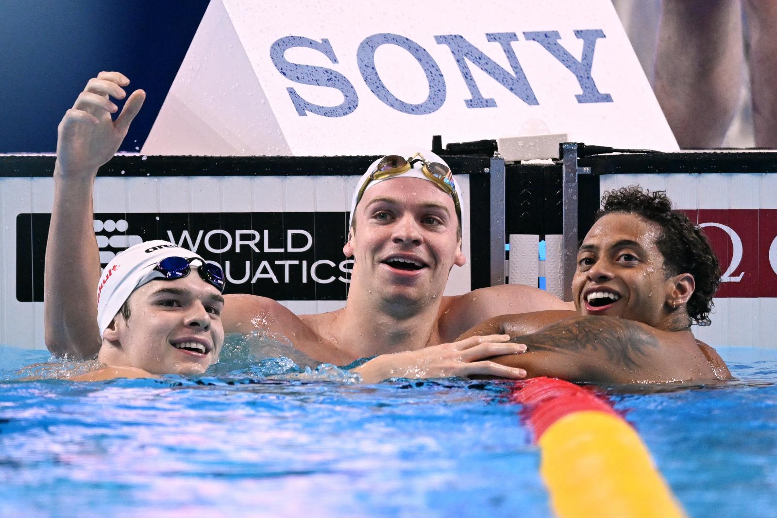 Kós Hubert, a győztes francia Leon Marchandés az ezüstérmes amerikai Shaine Casas 