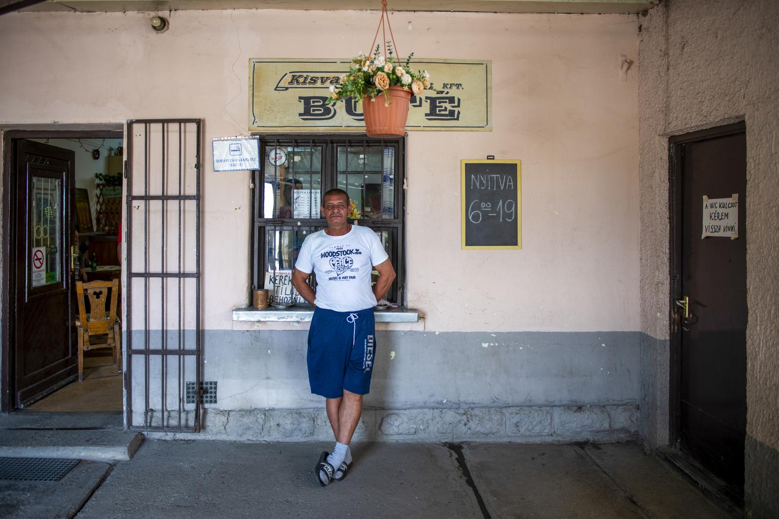 Kisvadász Büfé, a déli órákban