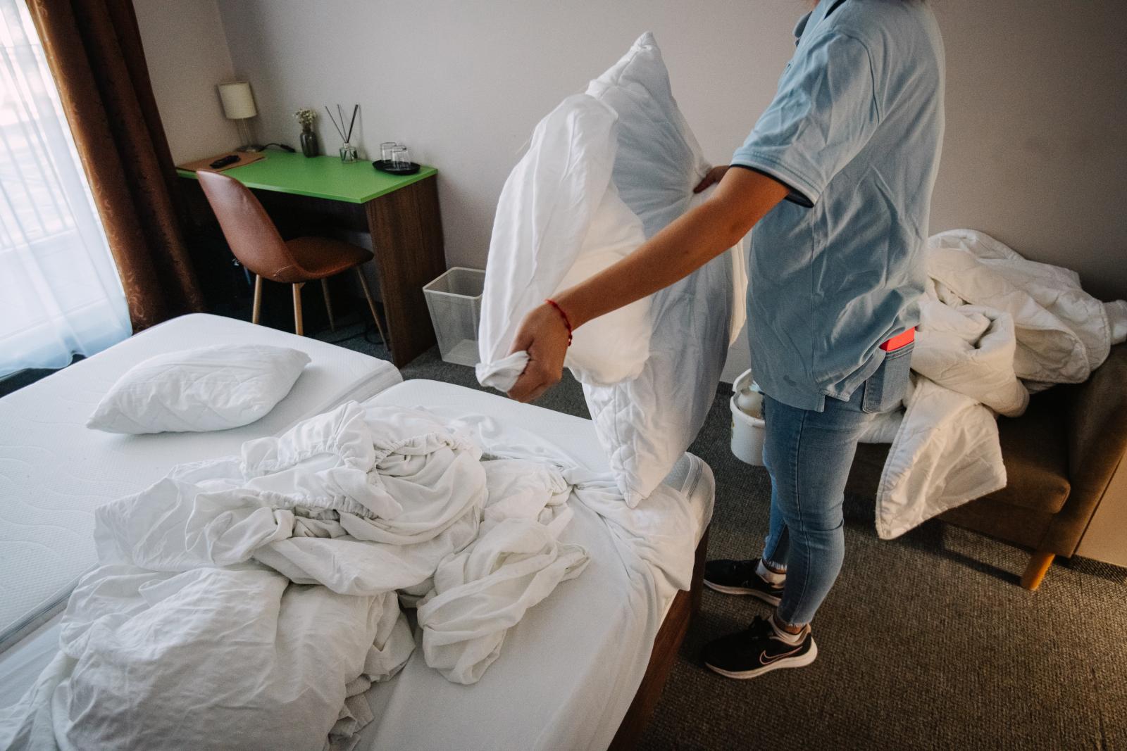 A szobákat
8 és 10 óra között takarítják, a kiköltözők után teljes, fertőtlenítős nagytakarítás zajlik