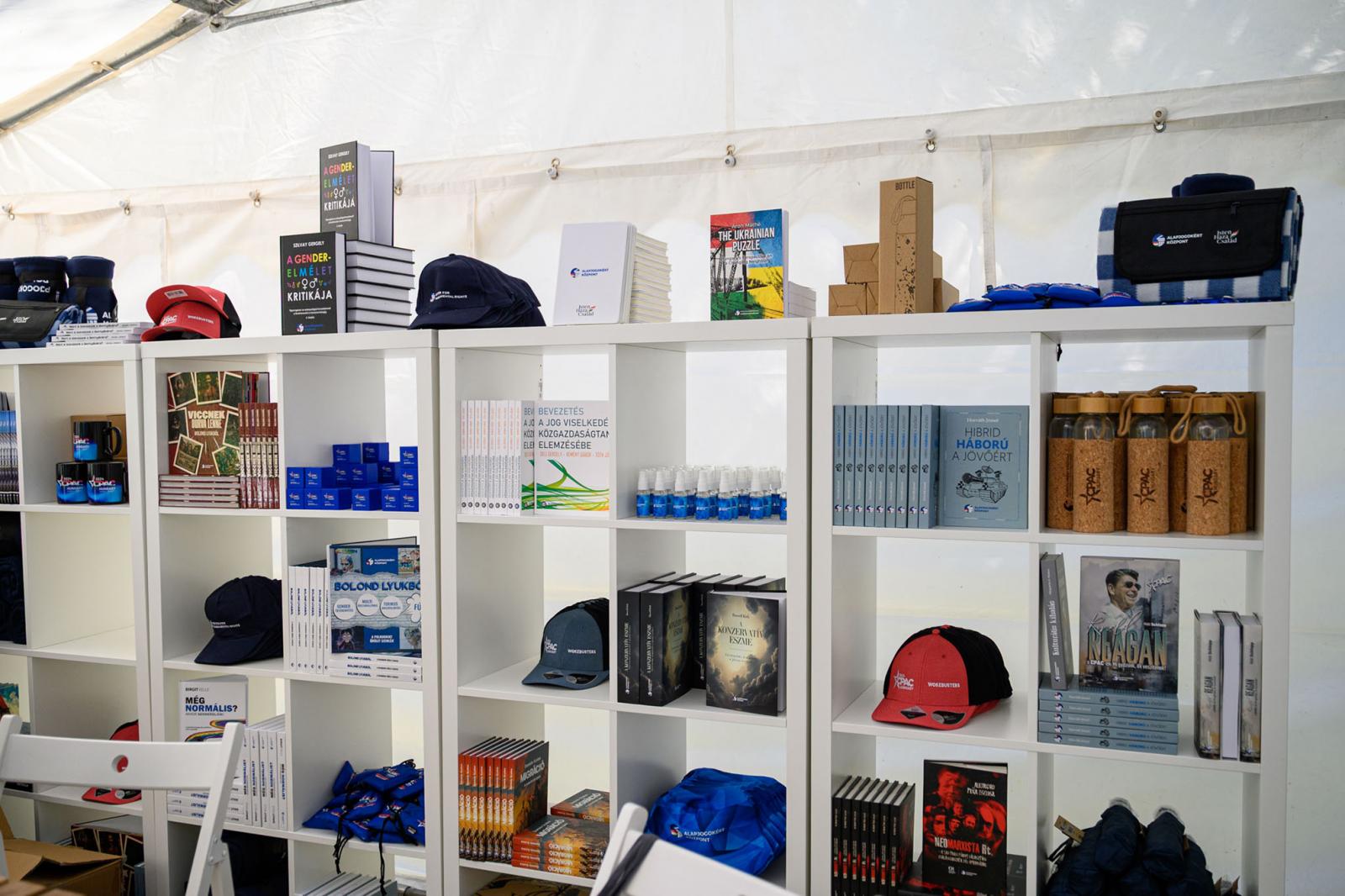 Könyvek felsorakozva. Közös jellemző: a kormányközeli világnézet