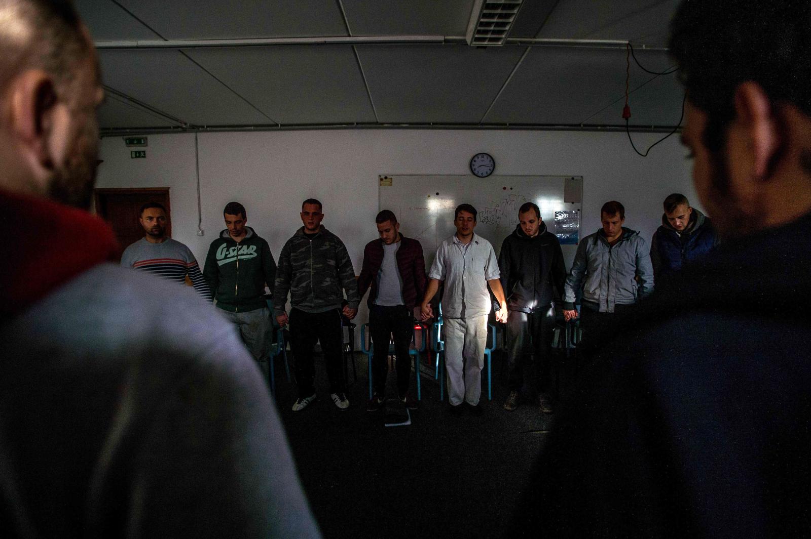 A lakók a reggeli találkozón keresnek választ hibáikra, amelyben fontos szerepet kap a keresztény hit és értékrend is