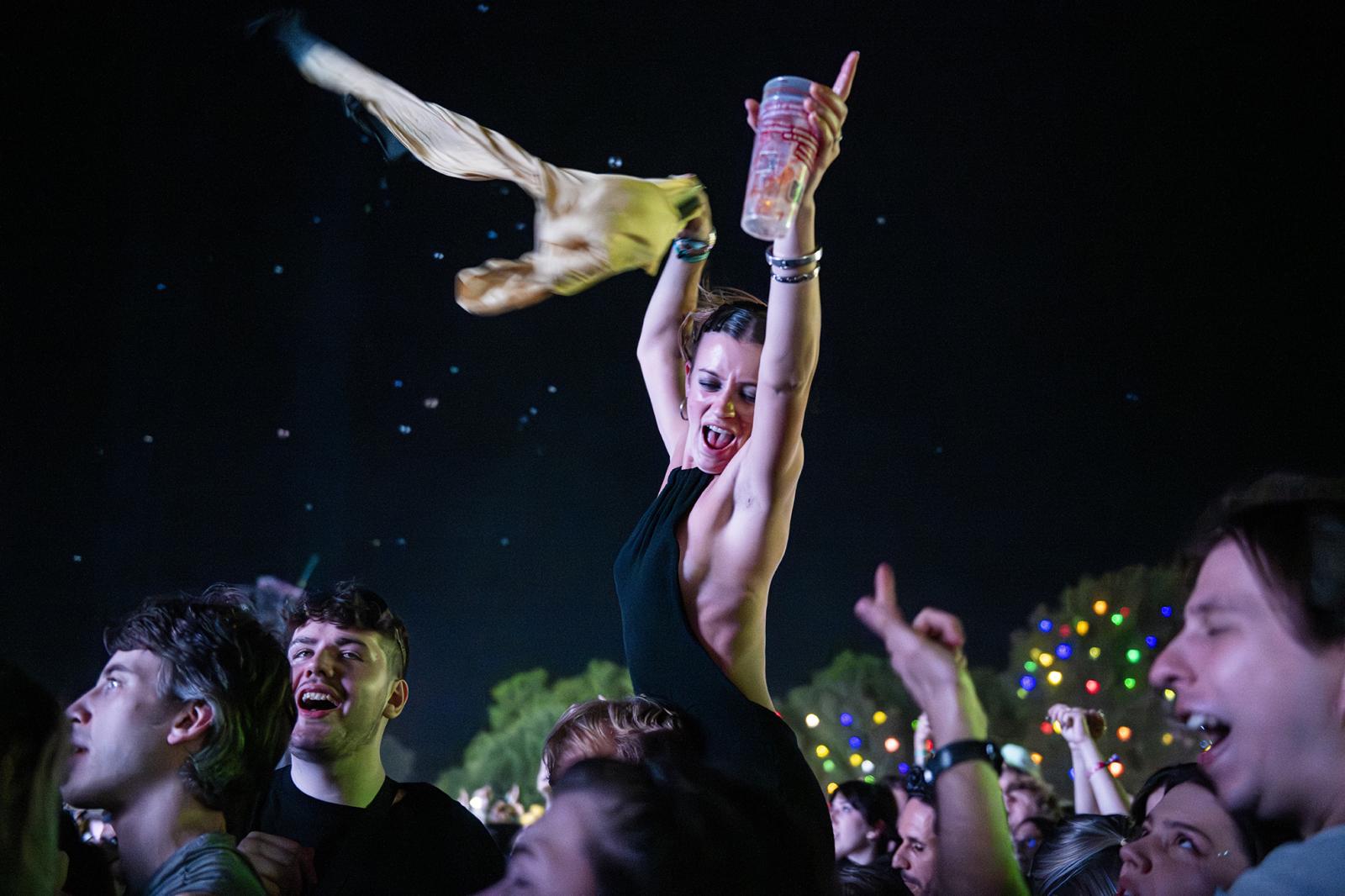 A neonzöld és a sárga dominált a nagyszínpad környezetében 