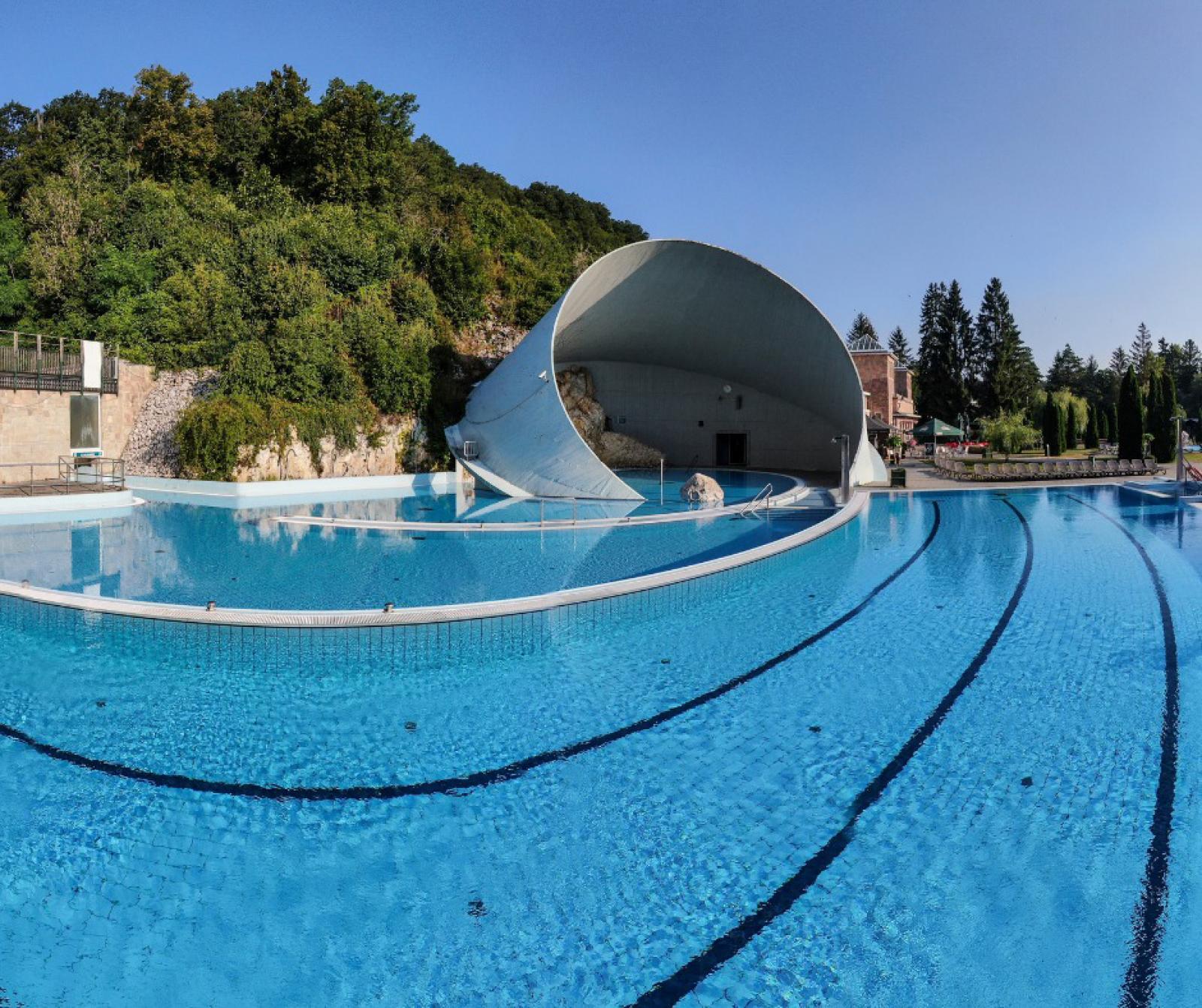  A kültéri medencéket nyitották csak meg