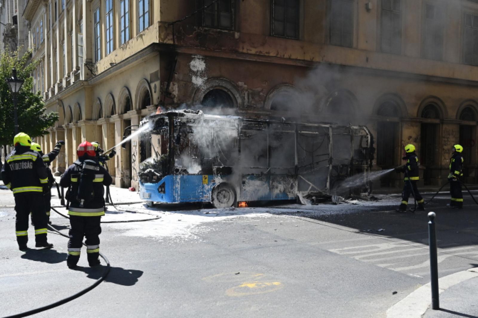 A jármű vezetője és négy utasa időben elhagyta az autóbuszt