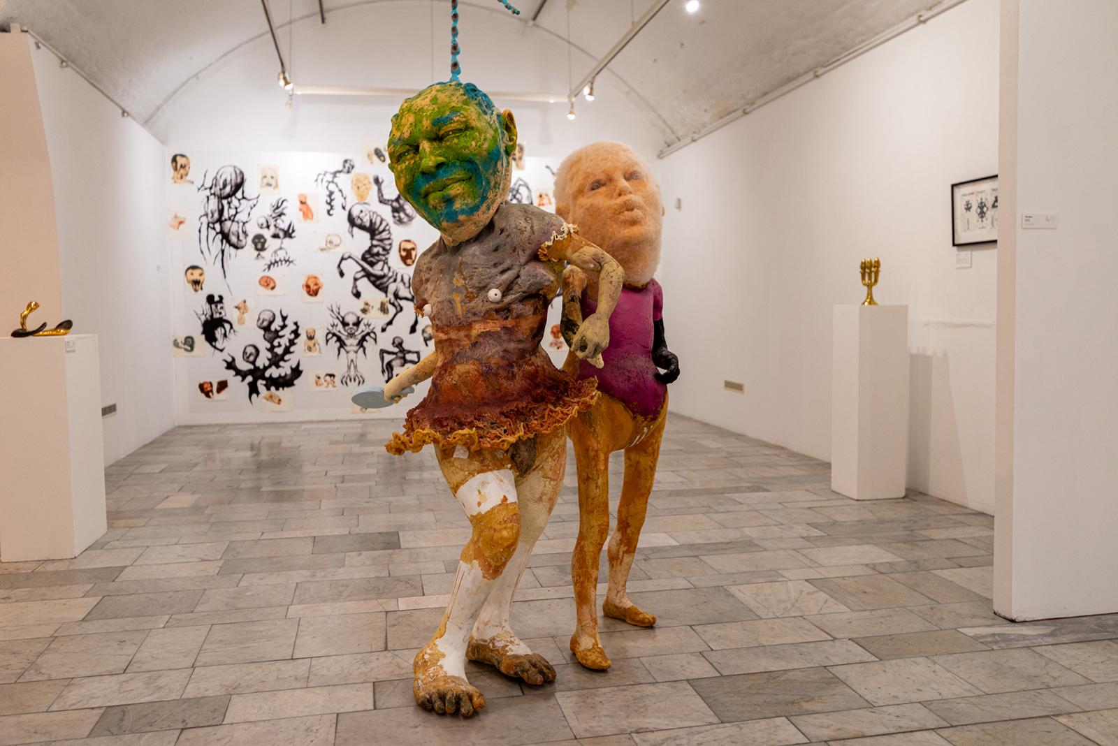 Játékos szoboralakok is feltűnnek