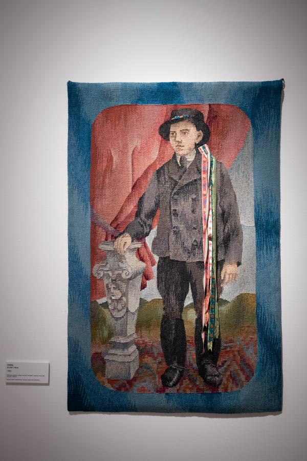 A művész egyes kárpitokra tárgyakat, például szalagokat applikál