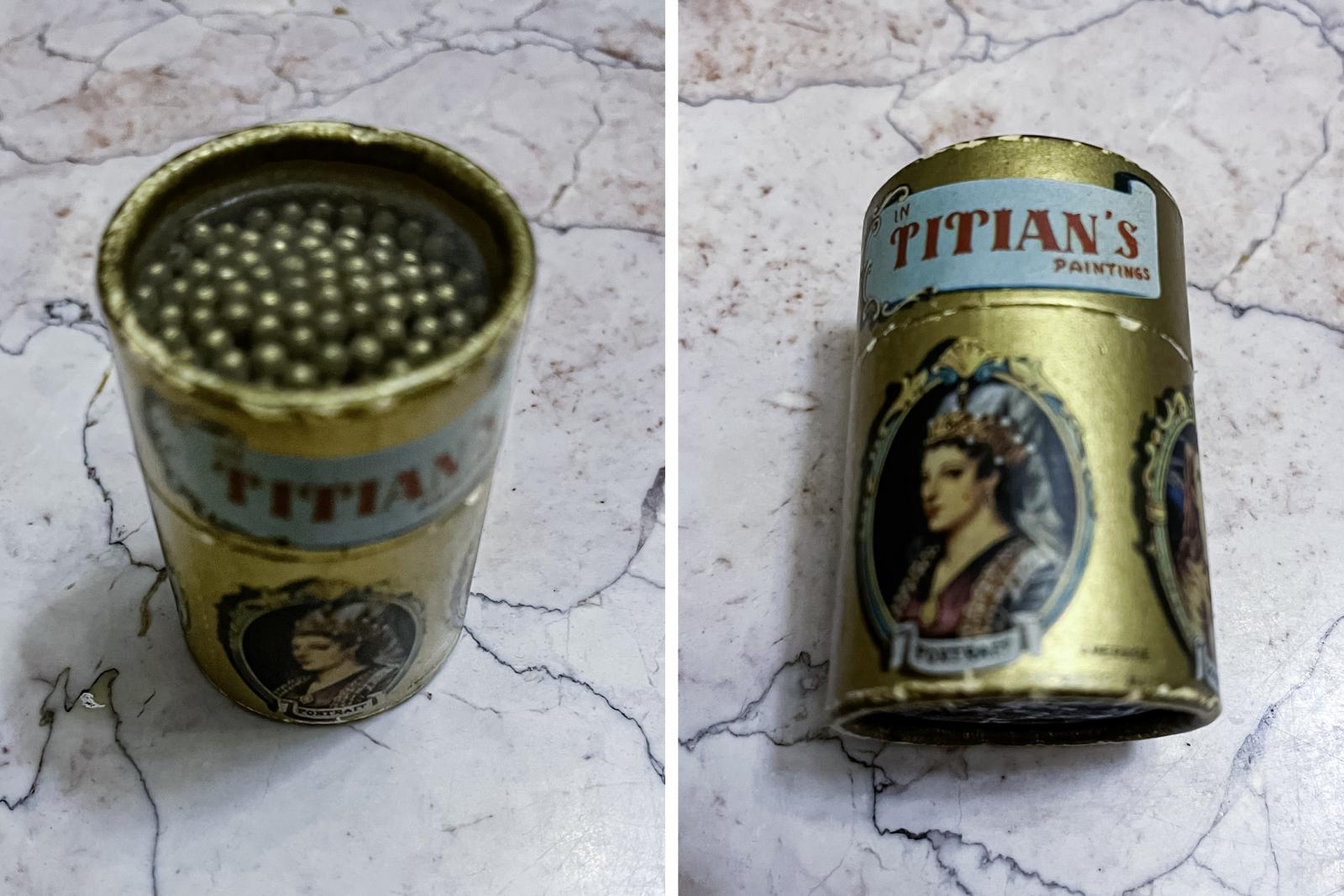 A henger alakú gyufásdoboz a benne lévő gyufákkal, melyekből nem hiányzik egy szál sem