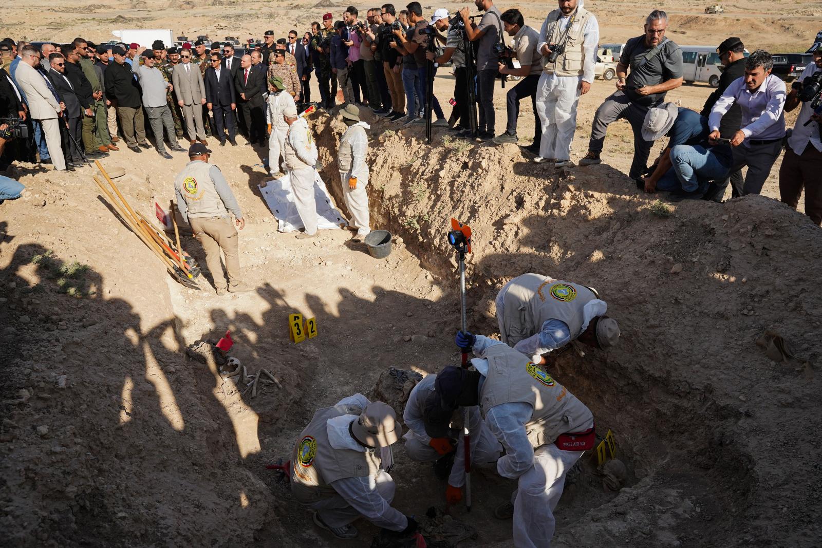Augusztus 17-én fedeztek fel egy tömegsírt Irakban, ahol mintegy húszezer embert temetett el az Iszlám Állam