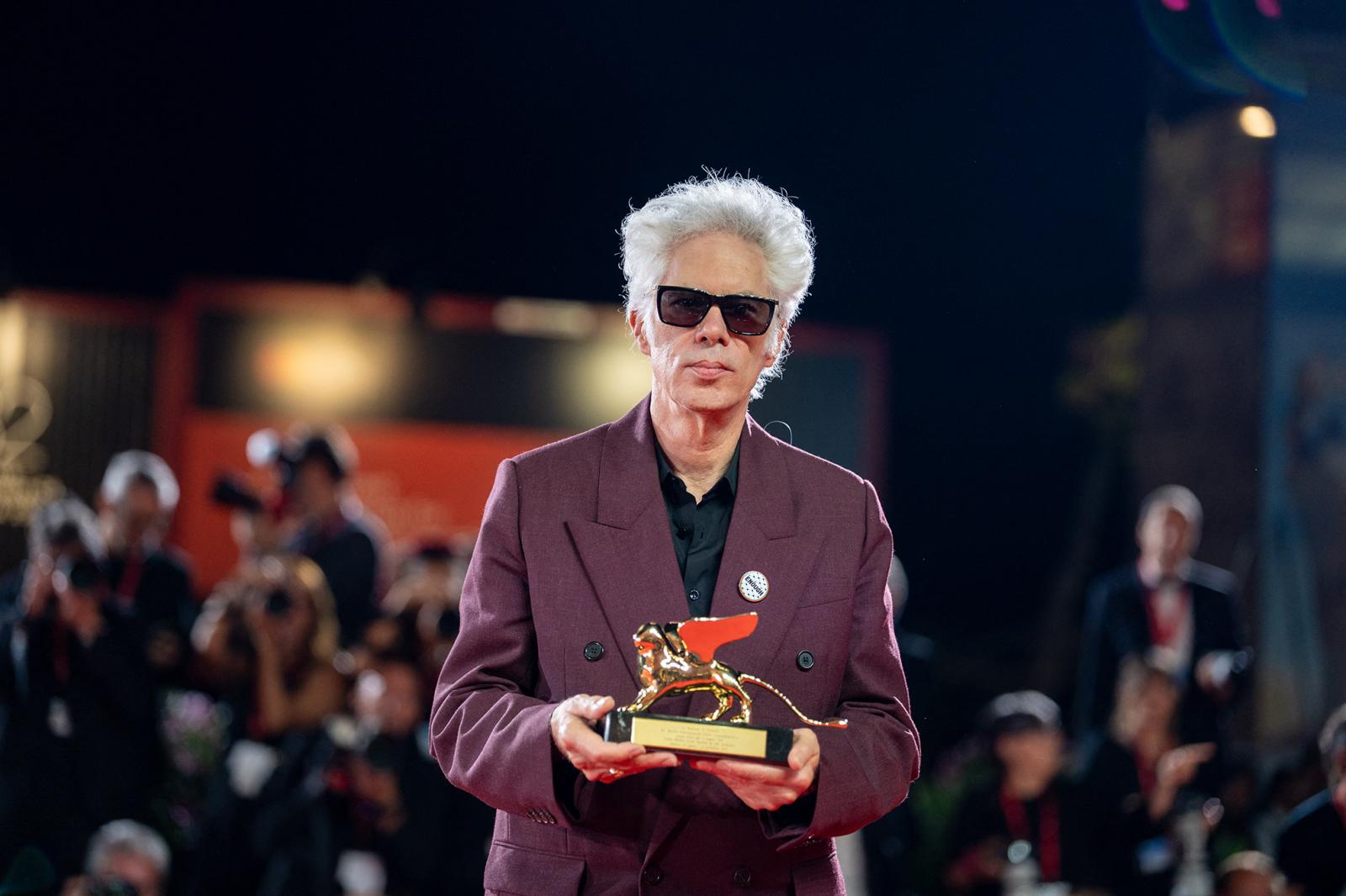 „Filmkészítőként nem a verseny motivál minket, de ezt nagyra értékelem” – köszönte meg az Arany Oroszlánt Jim Jarmusch