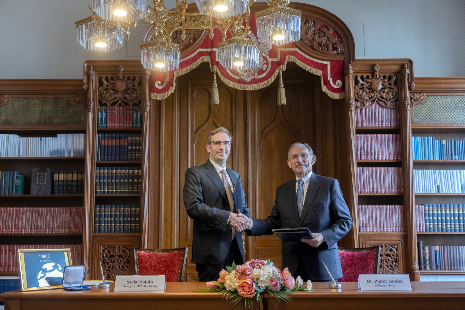 Szalai Zoltán, az MCC Alapítvány főigazgatója és Pintér Sándor belügyminiszter kezet fog a minisztérium és az alapítvány közötti együttműködési megállapodás aláírása után.