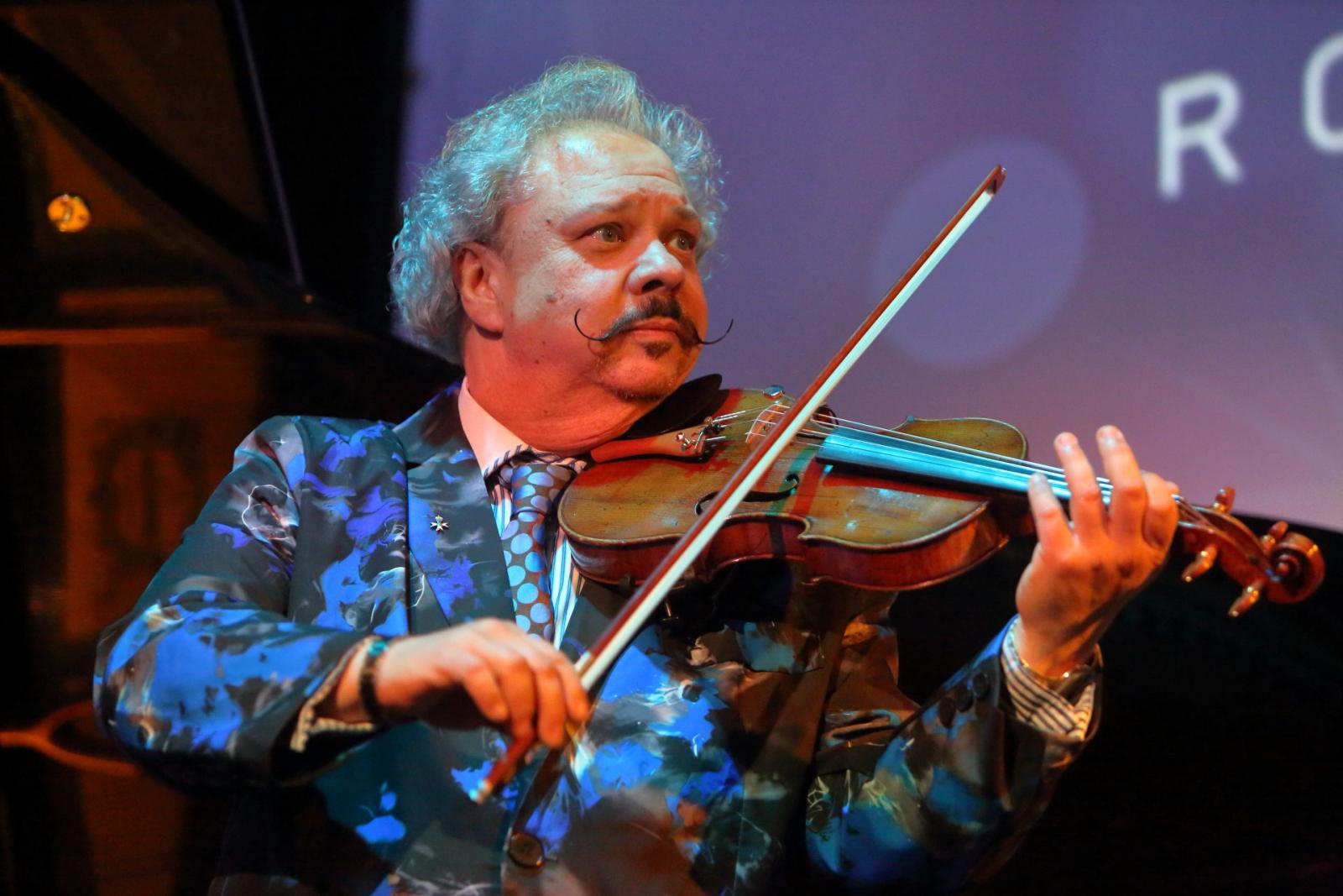 Roby Lakatos hegedűvirtuóz a fesztivál egyik legnagyobb neve, koncertjén Flór Noémi fog bőgőzni