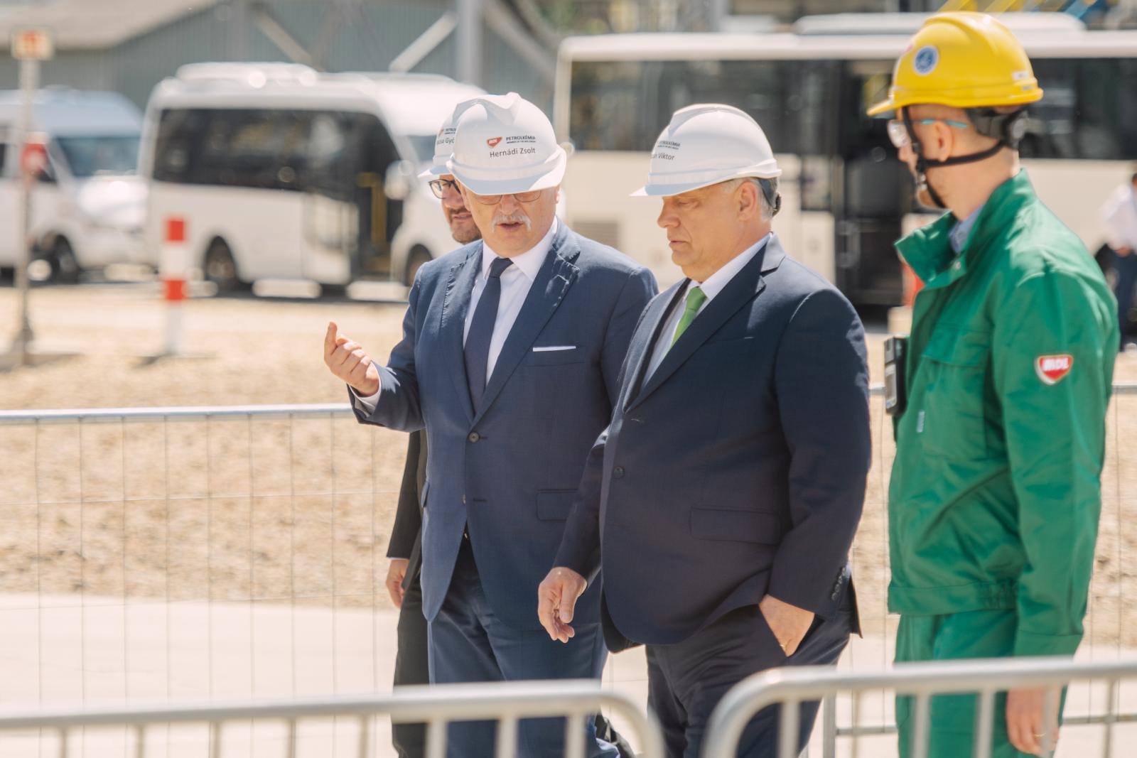 A látszat ellenére a Mol néha azért szembehelyezkedik az Orbán-kormánnyal (Hernádi Zsolt és Orbán Viktor)