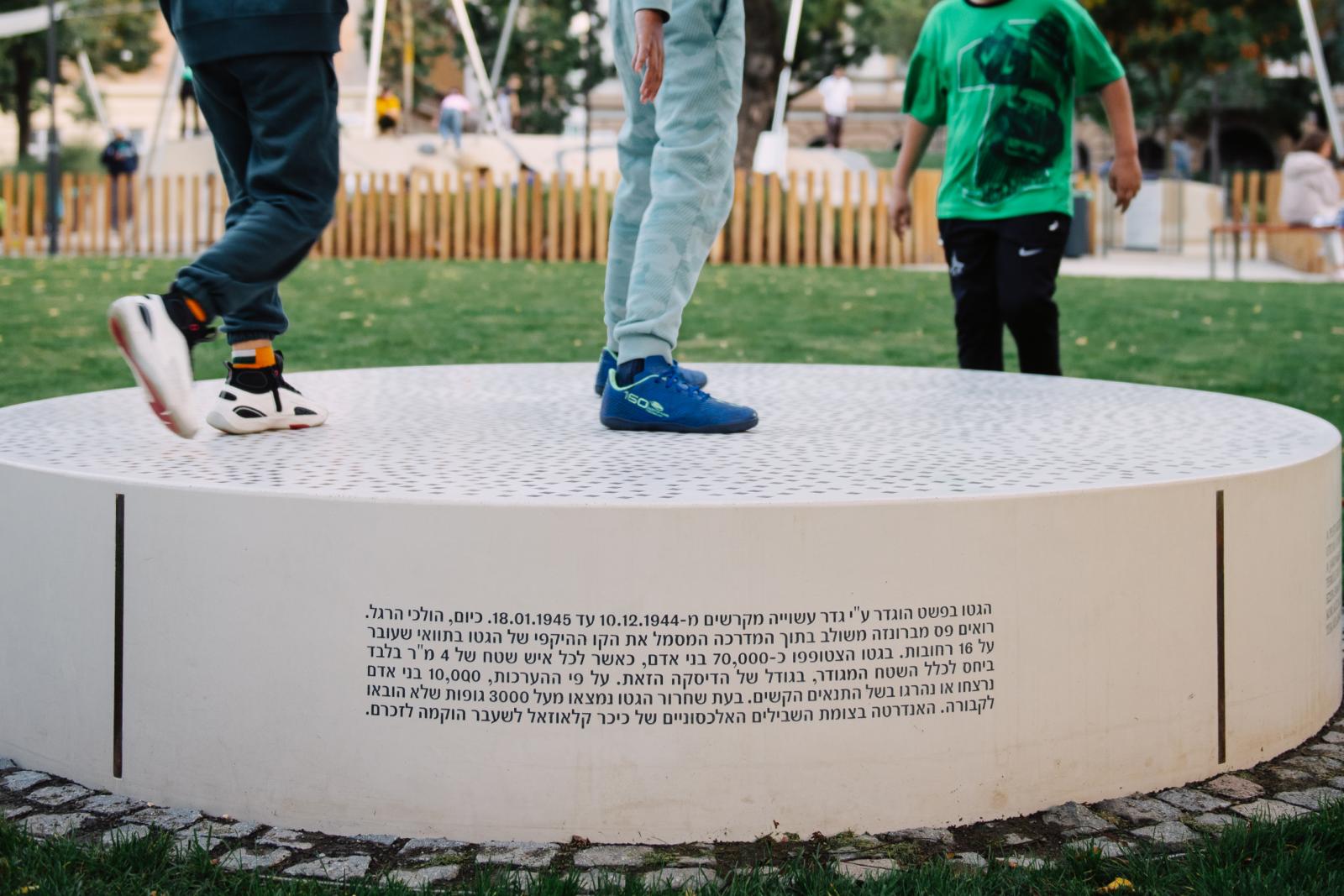 Gyermekek játszanak a a Klauzál téri holokauszt emlékművön