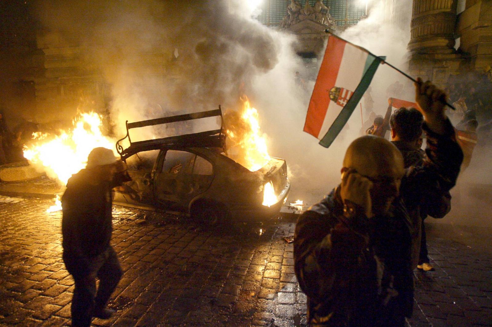 A tévészékház ostroma 2006-ban.