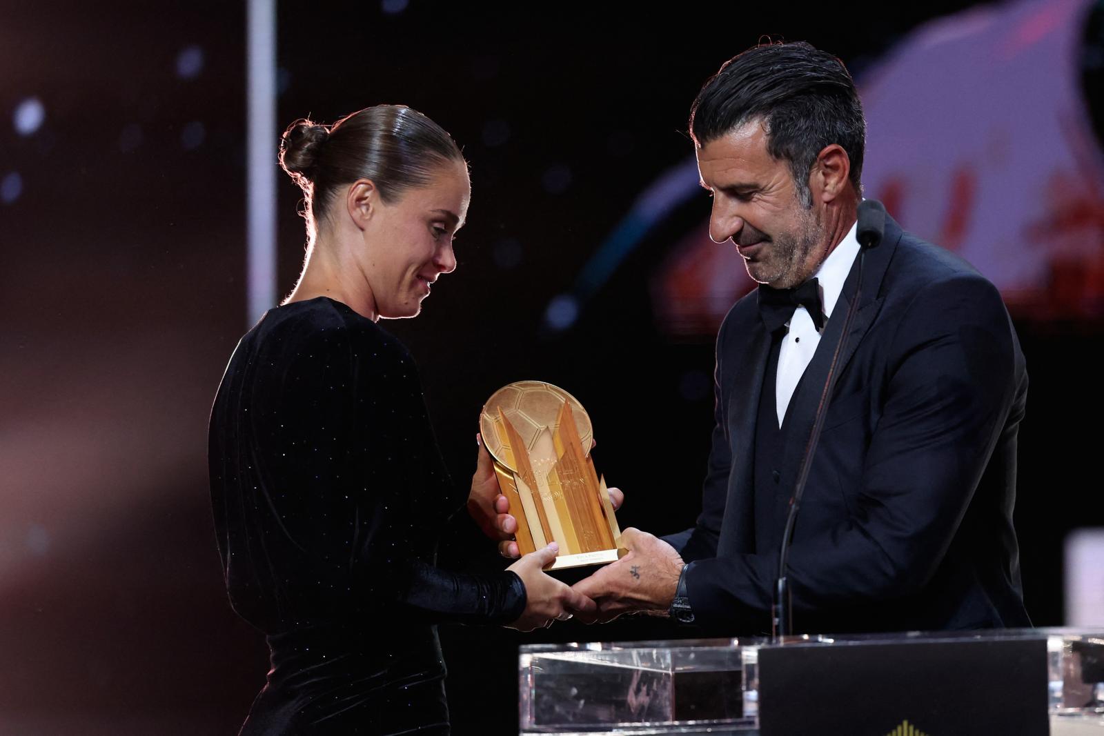 Ousmane Dembélé és a Barcelona spanyol középpályása Aitana Bonmati miután átvették az Aranylabdát a 2025-ös France Football díjátadó ünnepségen