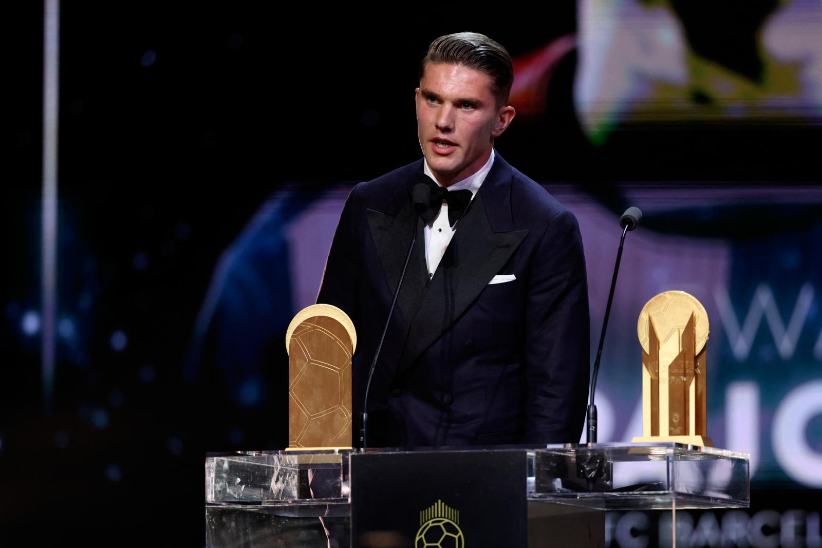 Ousmane Dembélé és a Barcelona spanyol középpályása Aitana Bonmati miután átvették az Aranylabdát a 2025-ös France Football díjátadó ünnepségen