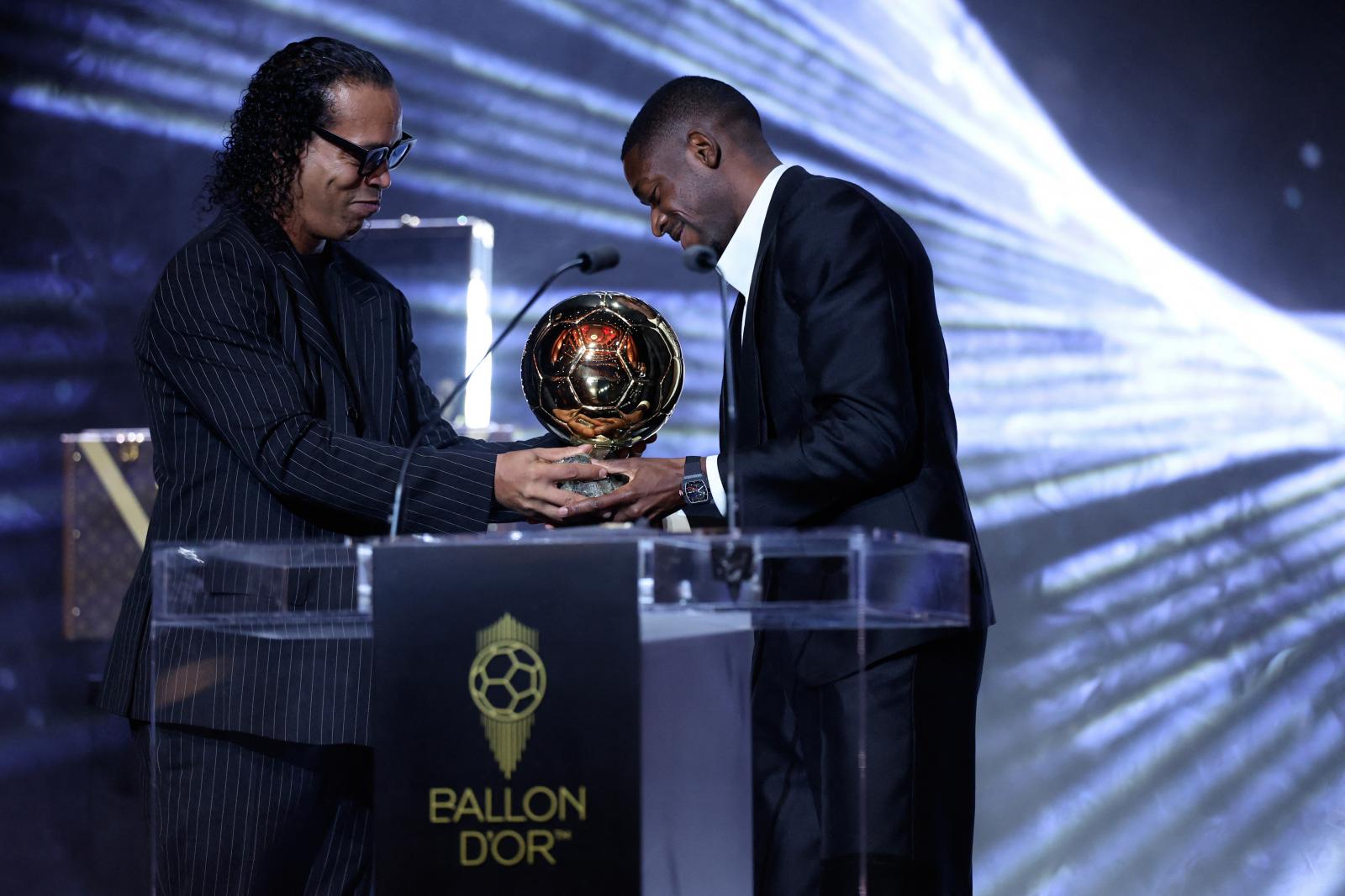 Ousmane Dembélé és a Barcelona spanyol középpályása Aitana Bonmati miután átvették az Aranylabdát a 2025-ös France Football díjátadó ünnepségen