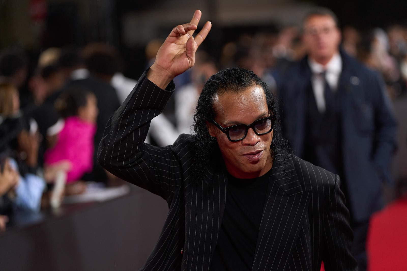 Ousmane Dembélé és a Barcelona spanyol középpályása Aitana Bonmati miután átvették az Aranylabdát a 2025-ös France Football díjátadó ünnepségen