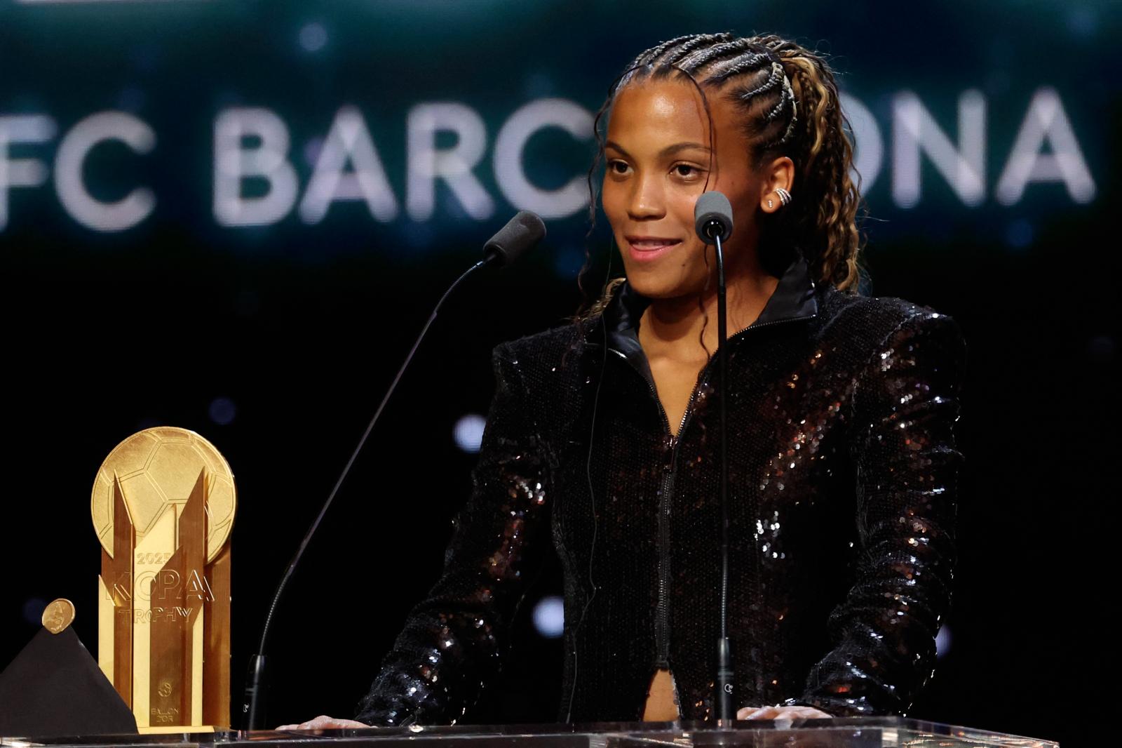 Ousmane Dembélé és a Barcelona spanyol középpályása Aitana Bonmati miután átvették az Aranylabdát a 2025-ös France Football díjátadó ünnepségen