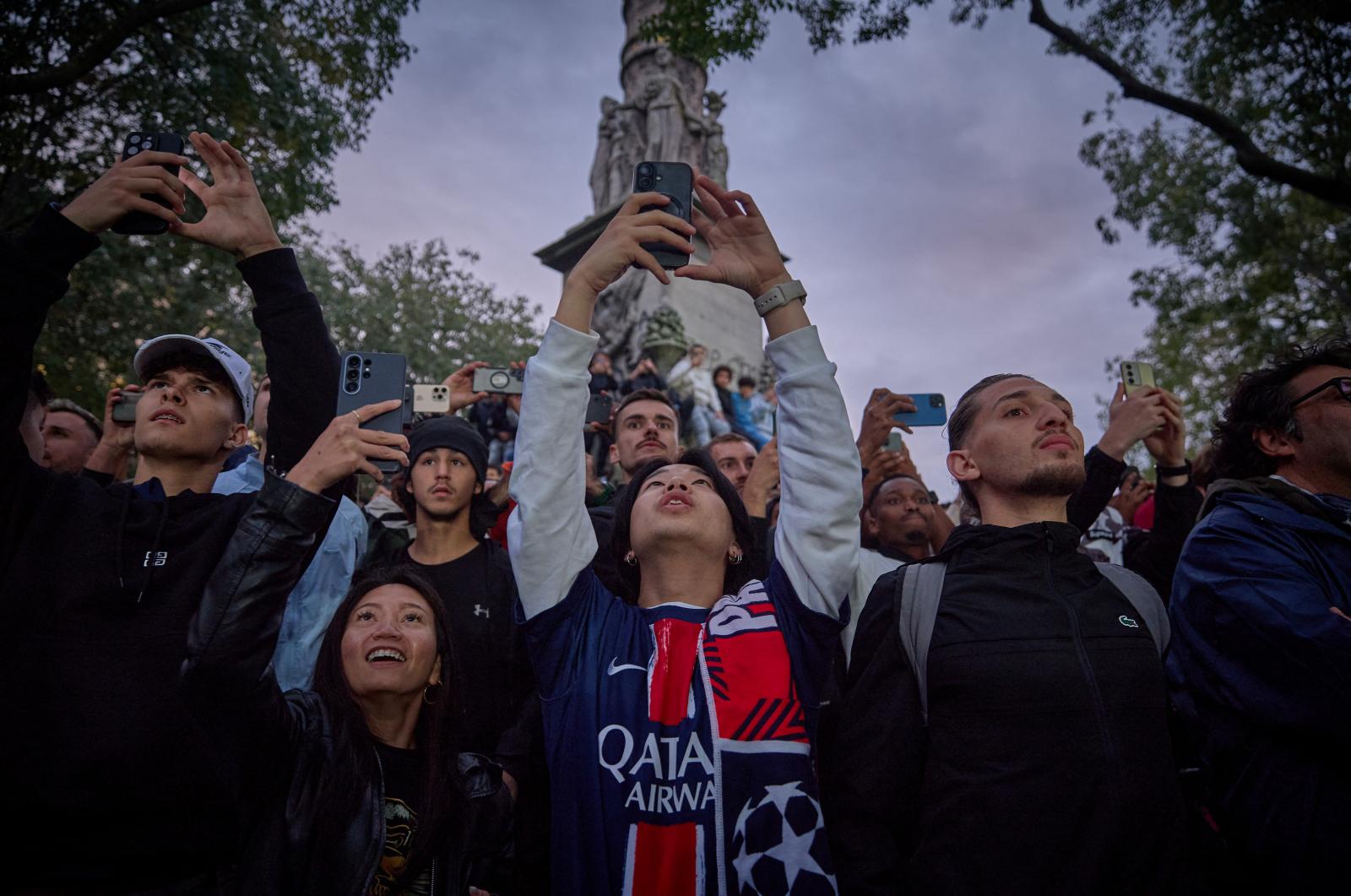 Ousmane Dembélé és a Barcelona spanyol középpályása Aitana Bonmati miután átvették az Aranylabdát a 2025-ös France Football díjátadó ünnepségen