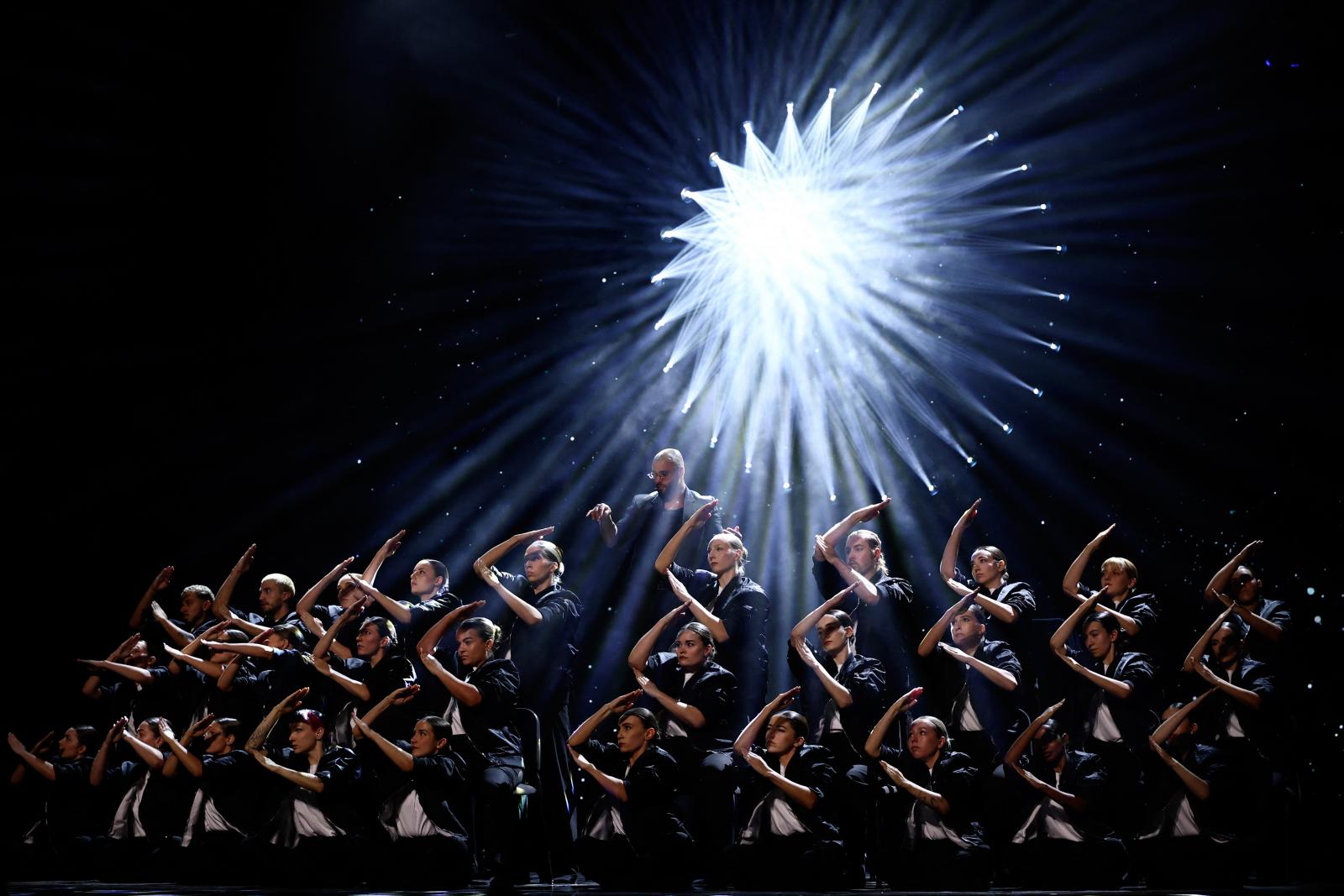 Ousmane Dembélé és a Barcelona spanyol középpályása Aitana Bonmati miután átvették az Aranylabdát a 2025-ös France Football díjátadó ünnepségen