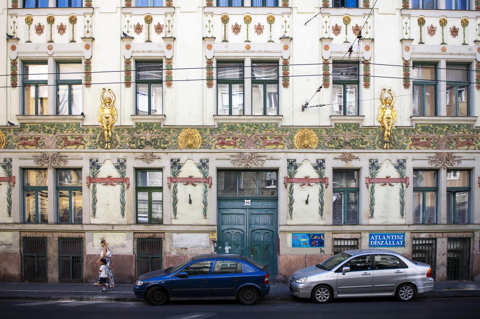 Lindenbaum Mór egyik leghíresebb, szecessziós bérháza, az Izabella utca 94. 1906-ban 31 ingatlan volt Budapesten a vállalkozó nevén