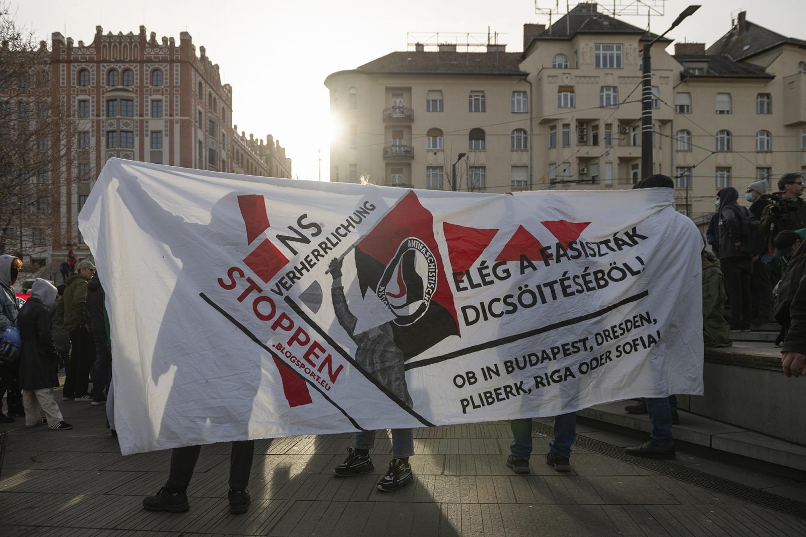 Antifa ellentüntetők a 2024-es kitörés napján. Értelmezhetetlen a „nemzeti lista”