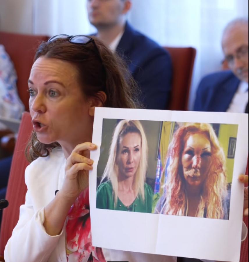 Egyhavi fizetésmegvonást kapott Szabó Tímea, amiért felmutatta Orosz Bernadett fotóját a kapcsolati erőszakról folyó szakbizottsági vitán