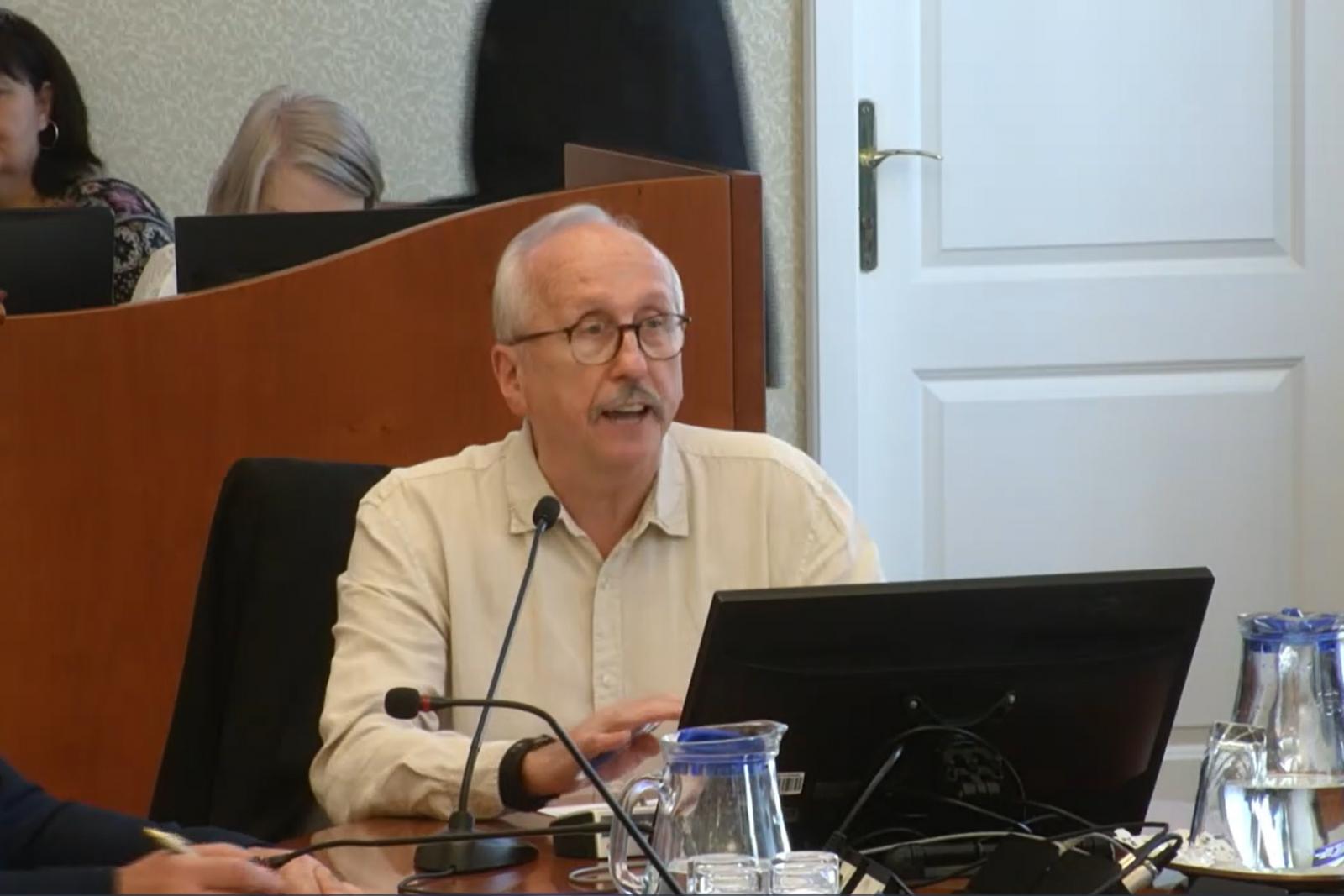 Niedermüller Péter polgármester a testületi ülésen