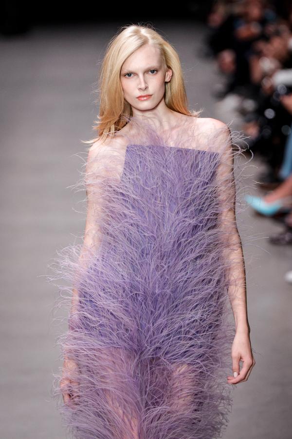 Növényi alapú „tollak” Stella McCartney új kreációiban