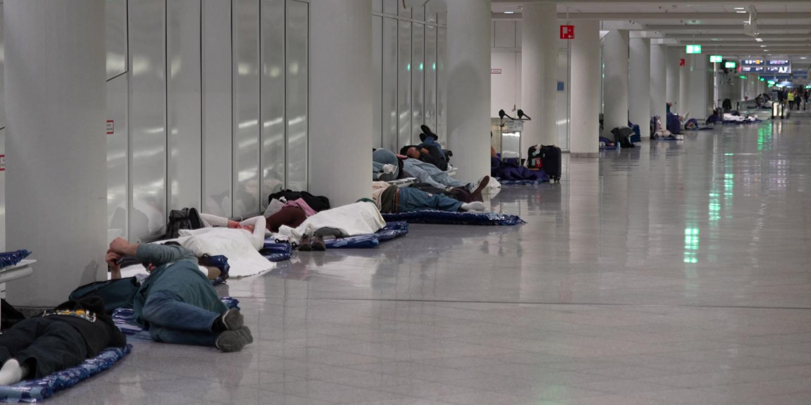 A repülőgépek mellett aludtak az utasok is