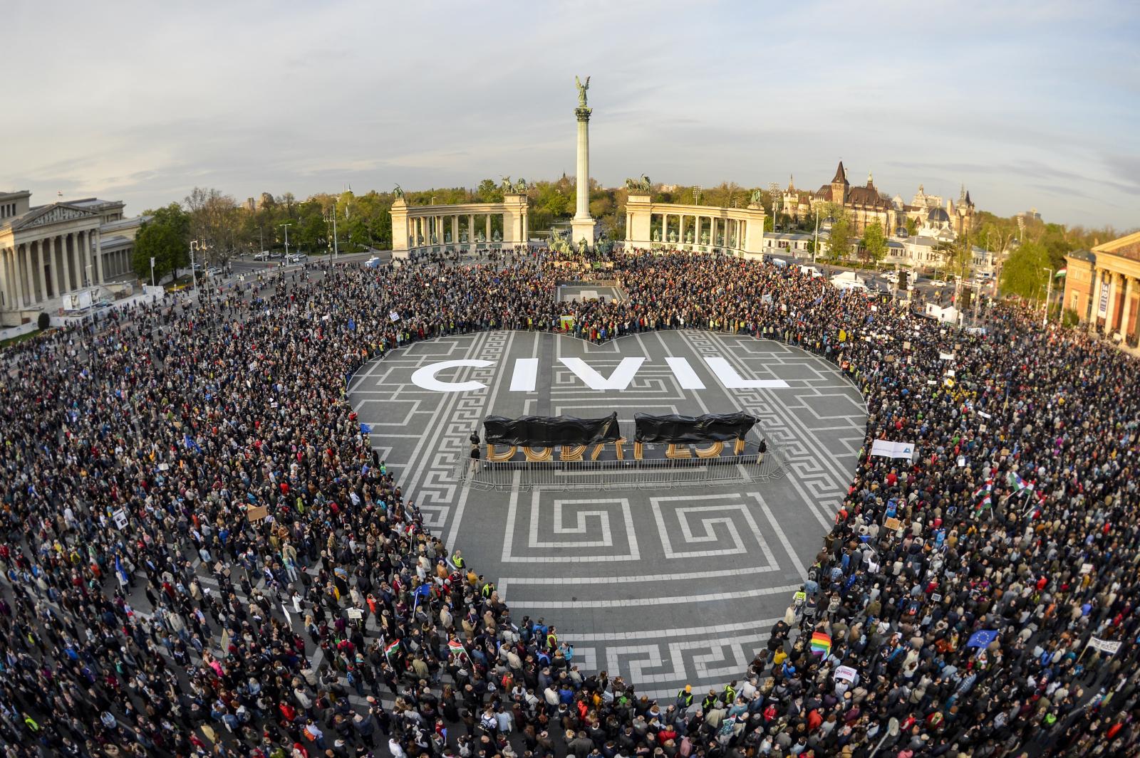 Látvány. Nem kormányzati szervezetek demonstrációja még 2017-ben