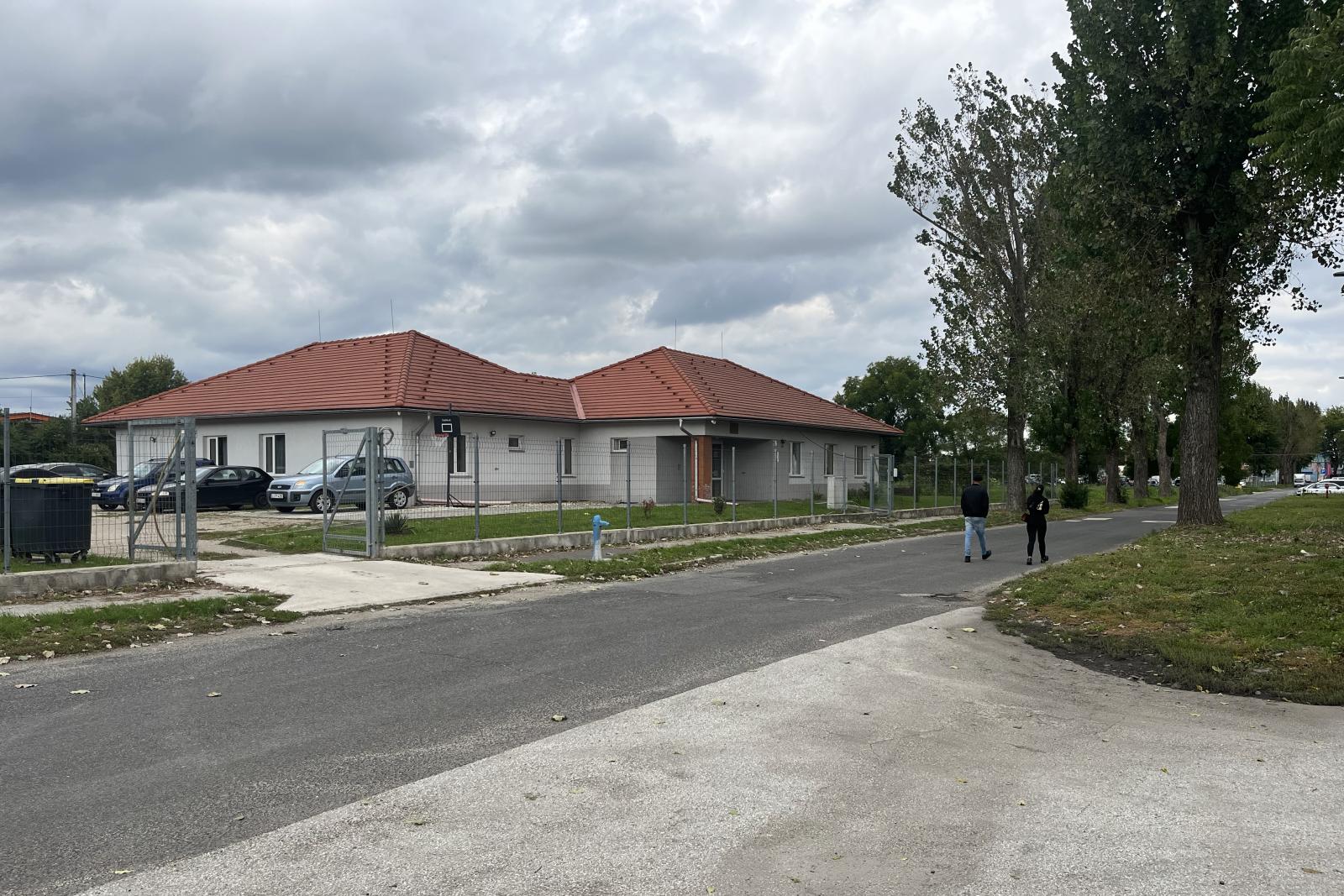 A Fruska gyermekotthontól néhány száz méterre várhatnak kuncsaftra a prostituáltak