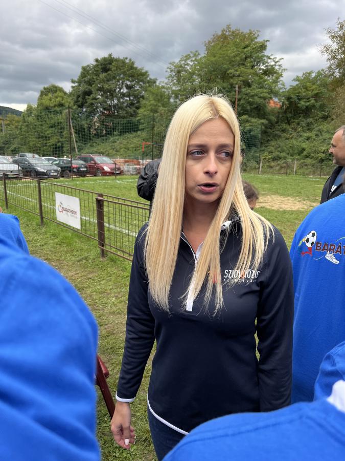 Lengyel Laura civilben egy családi vállalkozást irányít, egyébként pedig futballedző