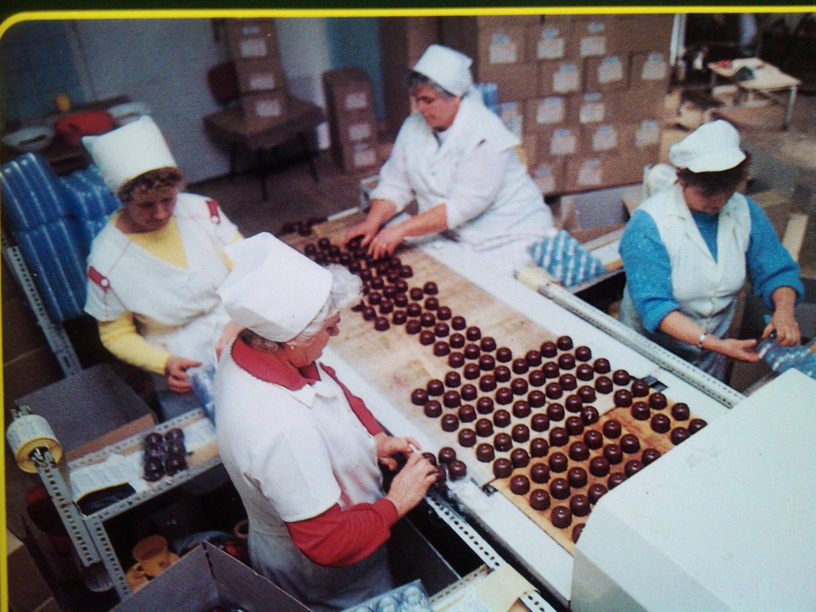 Az ostyaalapra helyezett, csokival borított tojáshab, azaz a Négercsók egy dán édesség mintájára készült, már nem gyártják