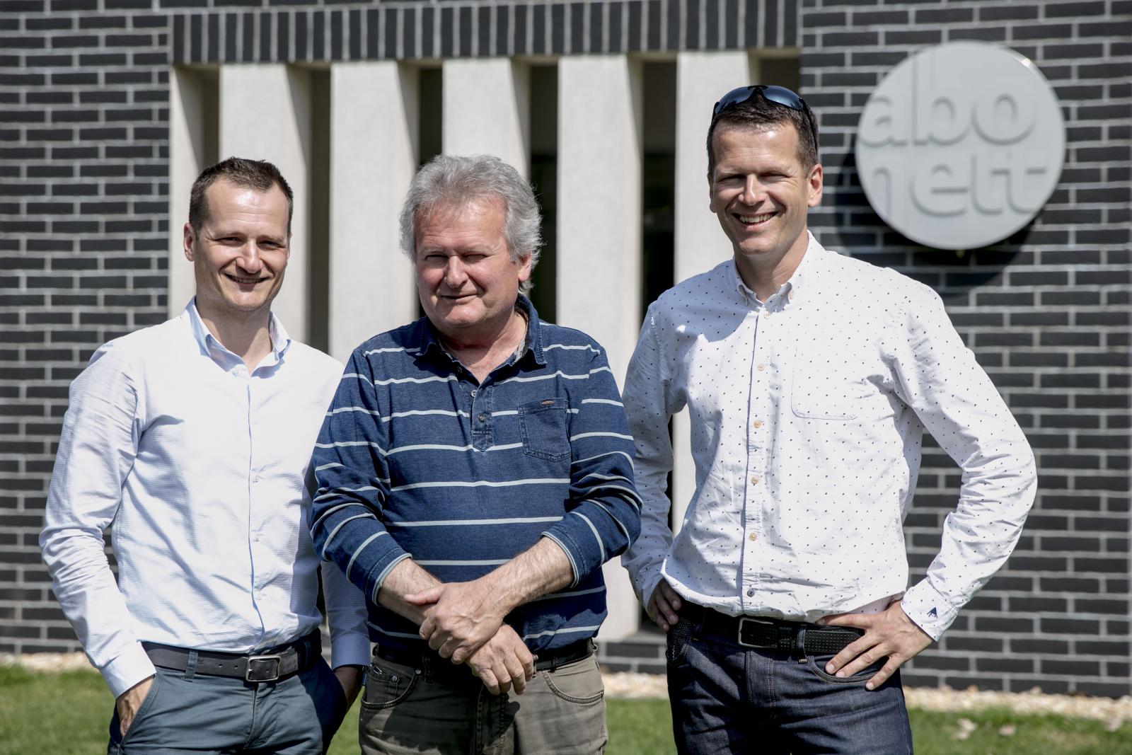 A Szebeni család: balra Ákos, jobbra Zoltán, középen édesapjuk, Szebeni Zoltán, az Abonett alapítója