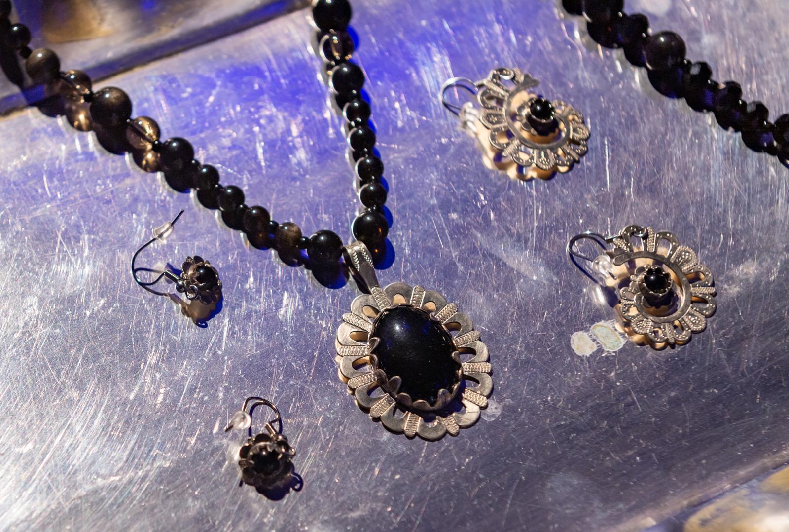 A kiegészítők kategóriájában Kiss Limpár Éva „Éjféli rózsák” sujtásos ékszerszettje kapta a harmadik díjat