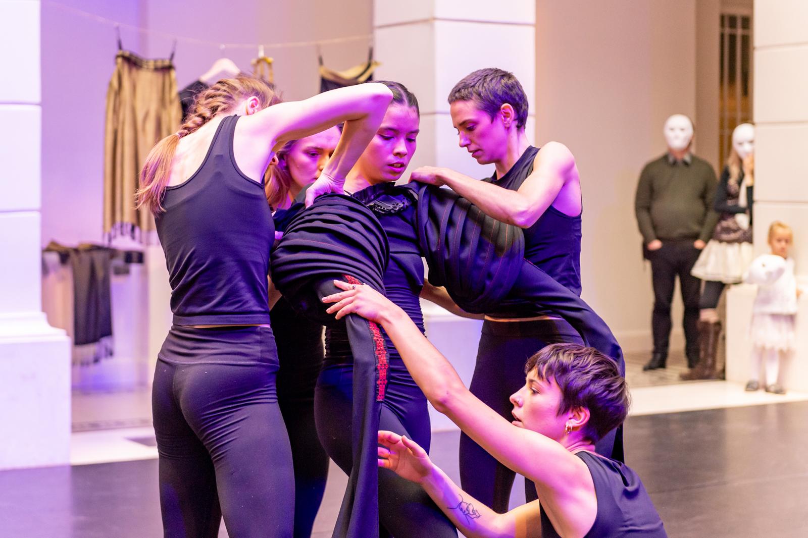 Újraöltözés: az előadás élővé tette a viseleteket