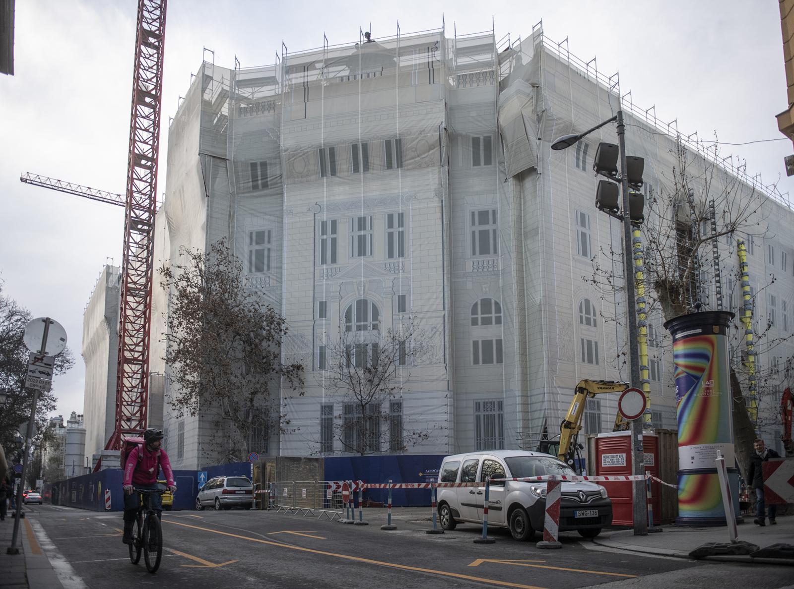 Az MNB-székház felújításának eredeti költségbecslése, valamint a szerződésbe foglalt kivitelezési költség között 32 százalékos az eltérés