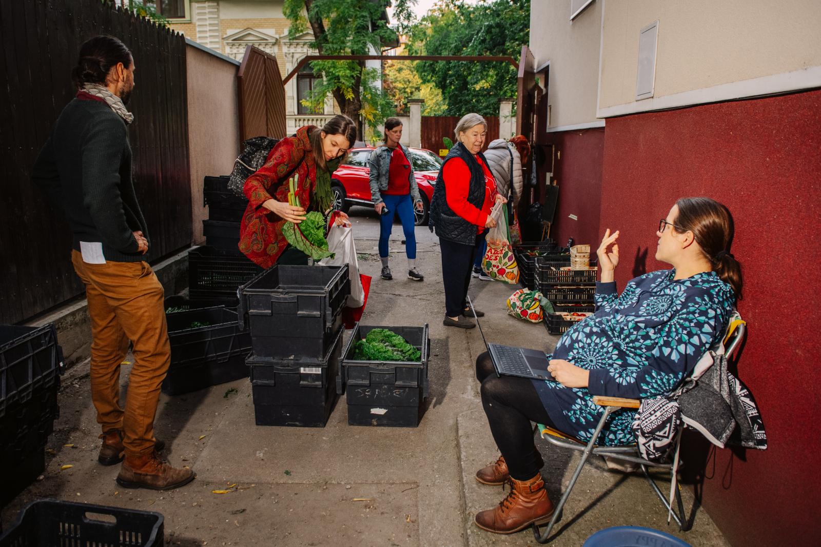 Csütörtök van, ma veszik át a zöldségeiket a tagok