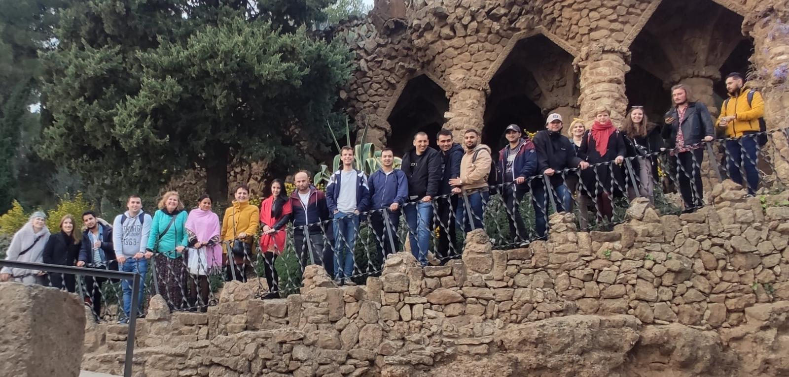 Orsós Anna a Pécsi Egyetem romológia tanárszakának hallgatóival Barcelonában 2020-ban