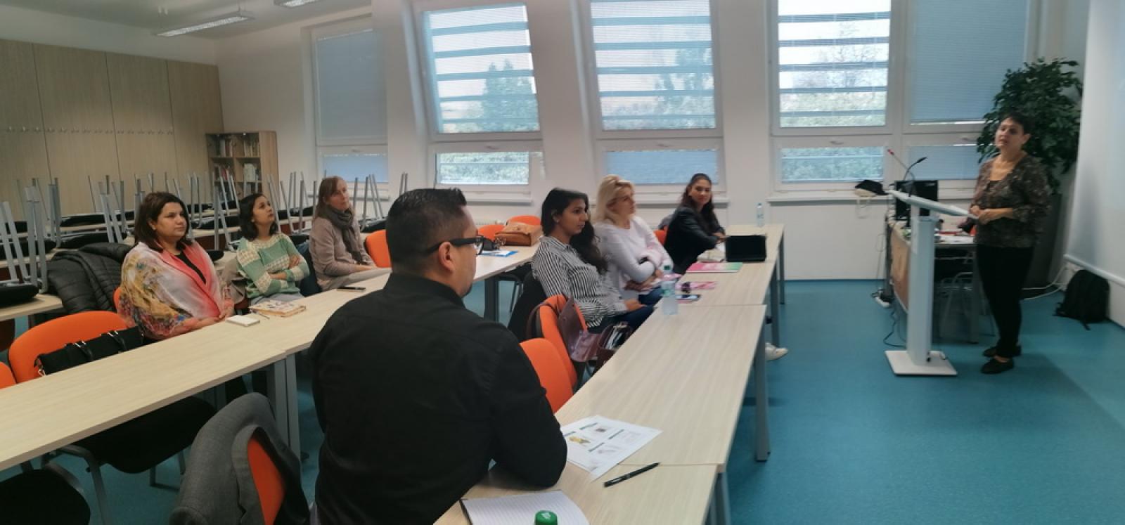 Orsós Anna a Pécsi Egyetem romológia tanárszakának hallgatóival Barcelonában 2020-ban