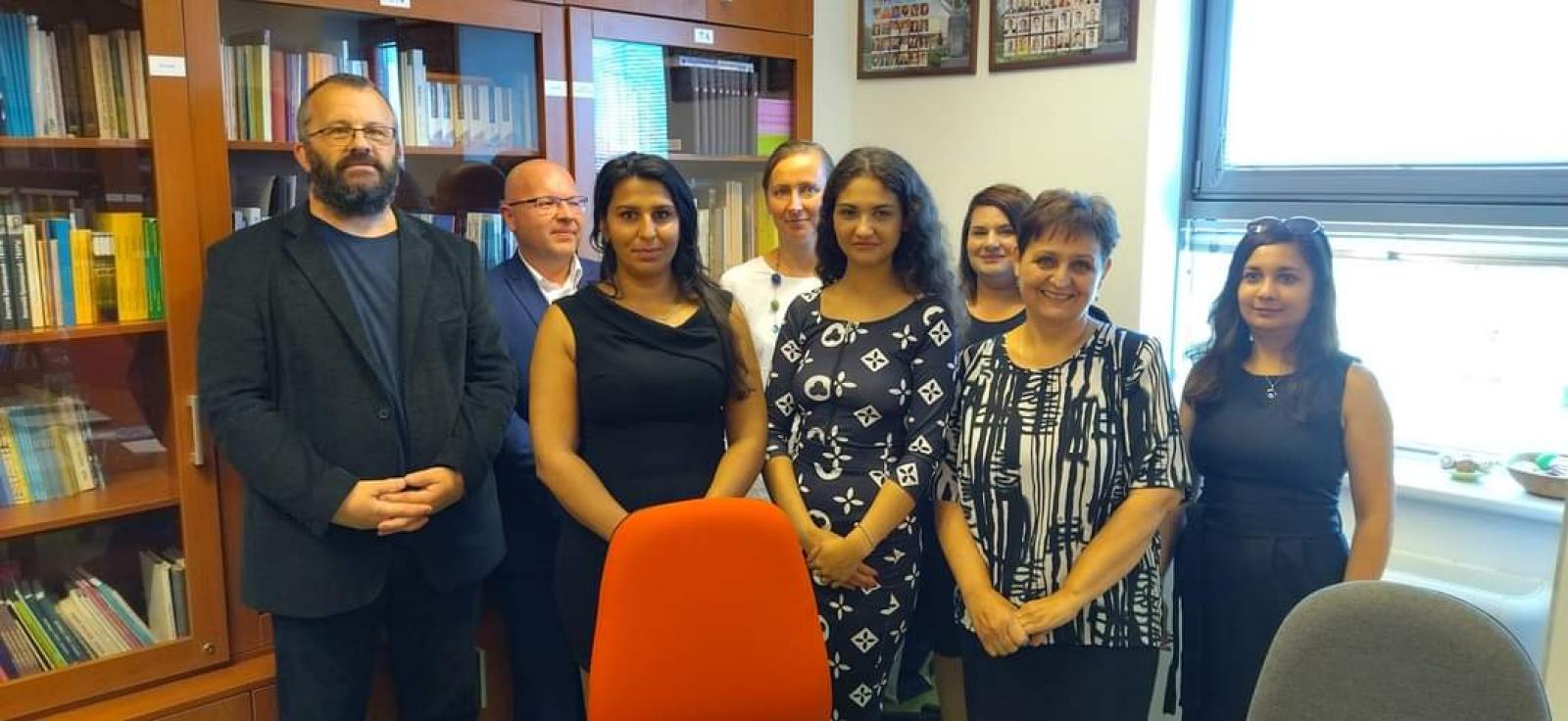 Orsós Anna a Pécsi Egyetem romológia tanárszakának hallgatóival Barcelonában 2020-ban