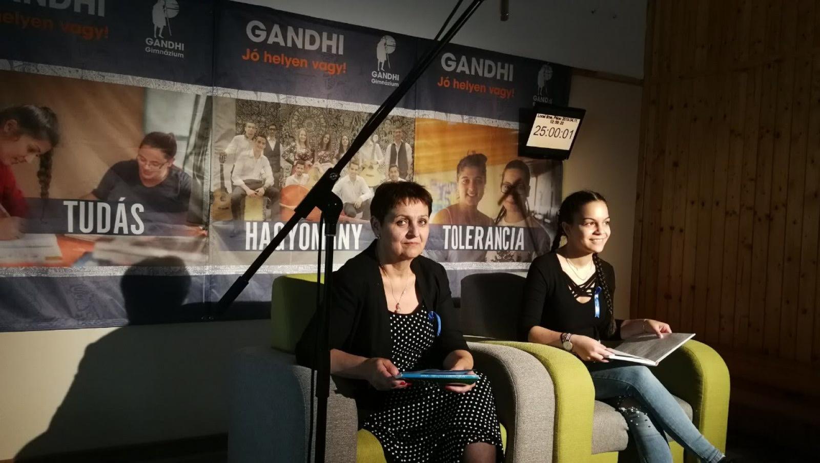 Orsós Anna a Pécsi Egyetem romológia tanárszakának hallgatóival Barcelonában 2020-ban