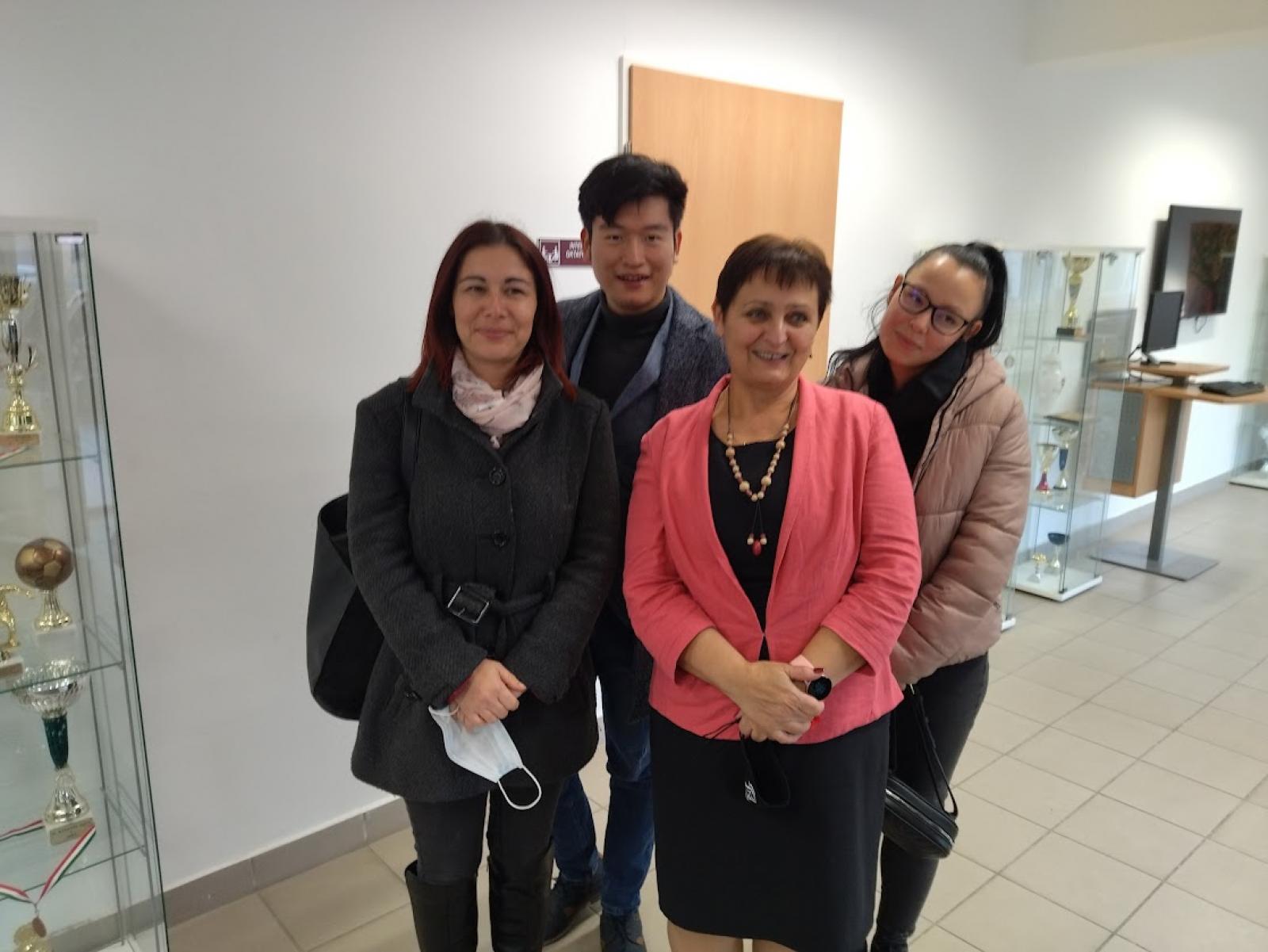 Orsós Anna a Pécsi Egyetem romológia tanárszakának hallgatóival Barcelonában 2020-ban