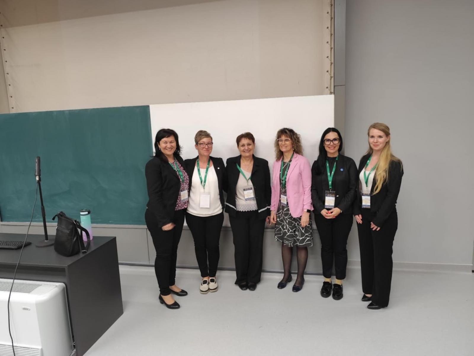 Orsós Anna a Pécsi Egyetem romológia tanárszakának hallgatóival Barcelonában 2020-ban