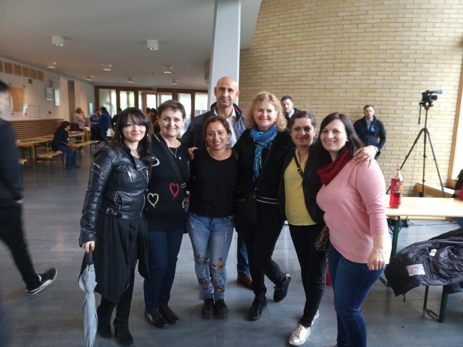 Orsós Anna a Pécsi Egyetem romológia tanárszakának hallgatóival Barcelonában 2020-ban