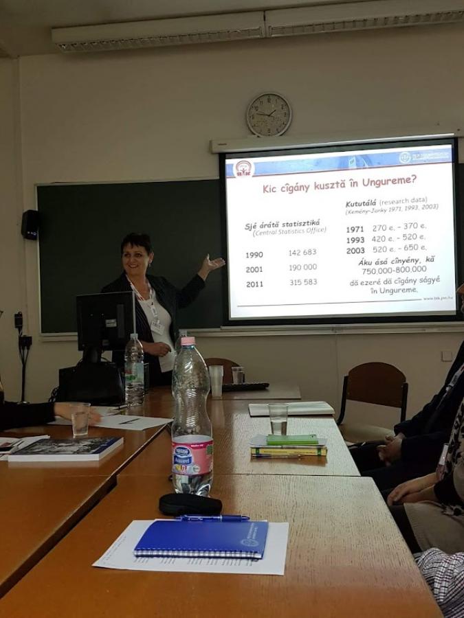 Orsós Anna a Pécsi Egyetem romológia tanárszakának hallgatóival Barcelonában 2020-ban