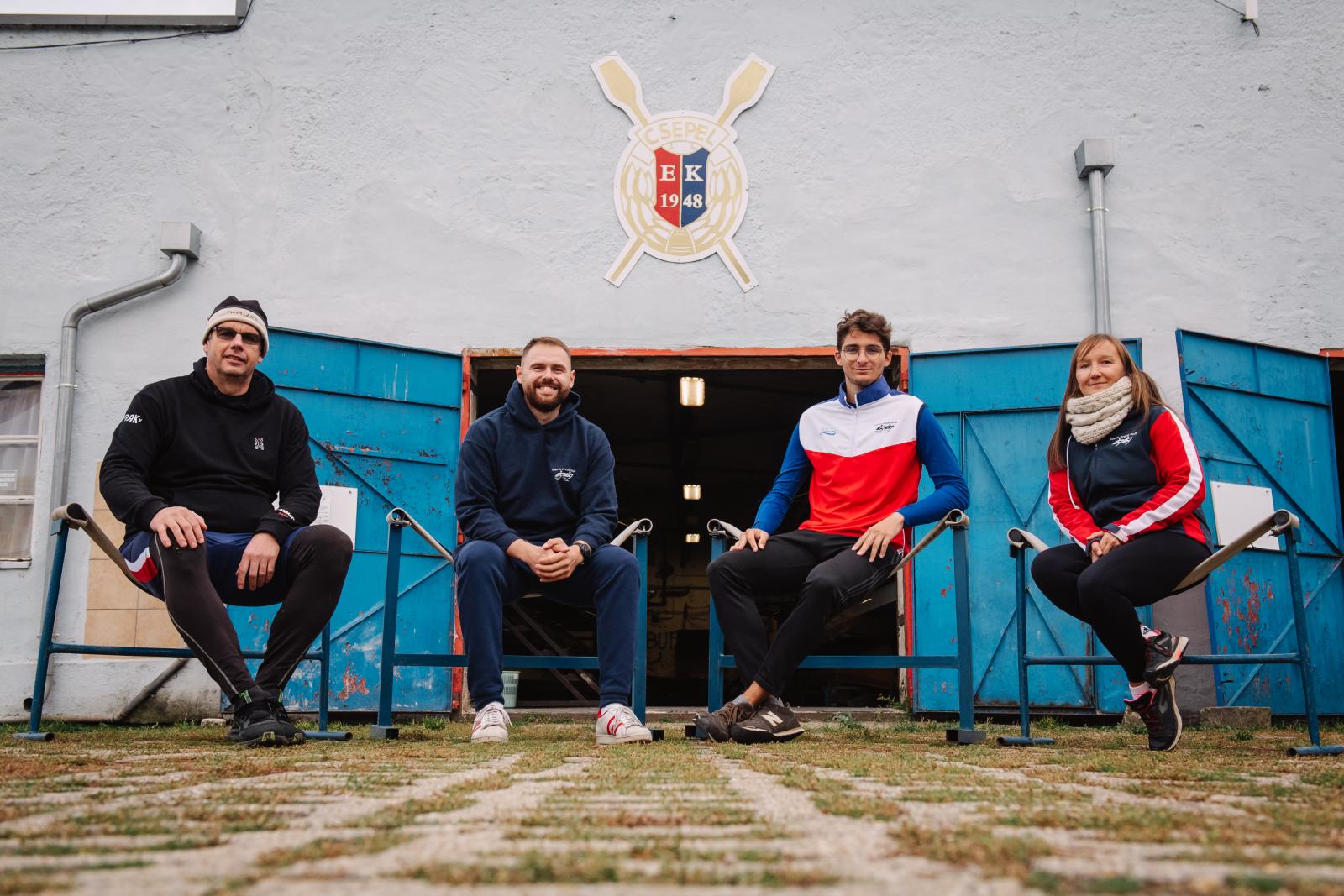 A bal szélen Árvai András vezető edző